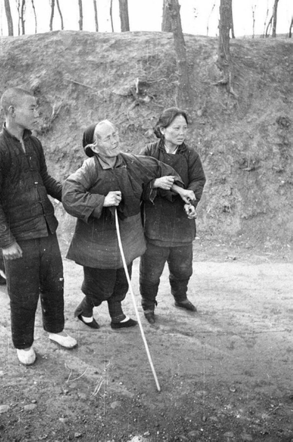 災(zāi)民，看到左側(cè)年輕人的白鞋，應(yīng)該是剛死去親人