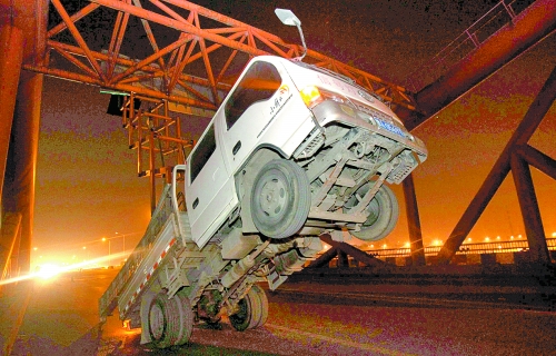 　車上升降機的工作臺被卡，車身前部高高翹起。