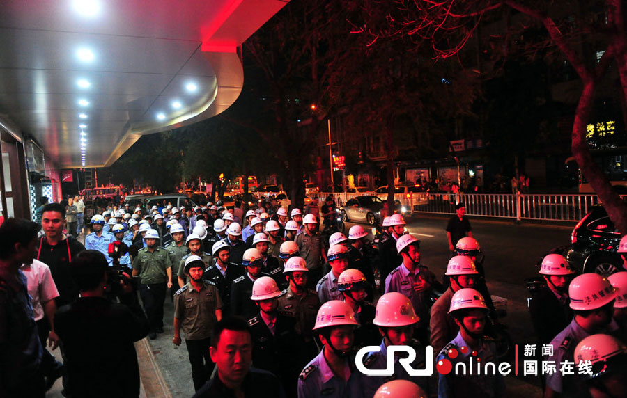 2012年12月26日晚，海南省三亞市，三亞市綜合行政執(zhí)法局河西大隊近百名城管上街執(zhí)法。