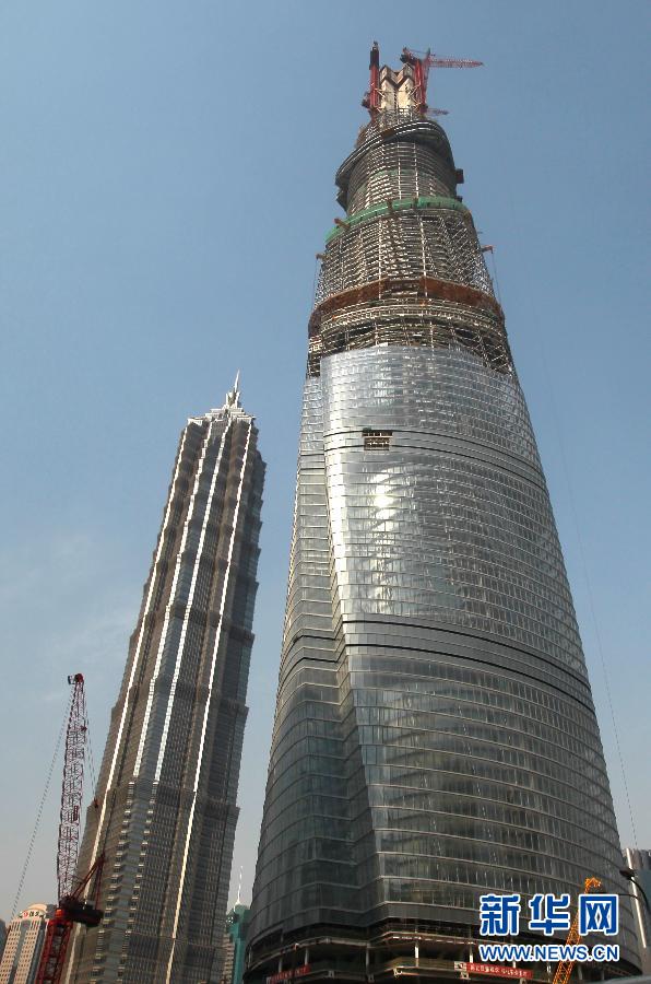 在建的國(guó)內(nèi)第一高樓“上海中心”（右）（4月11日攝）。