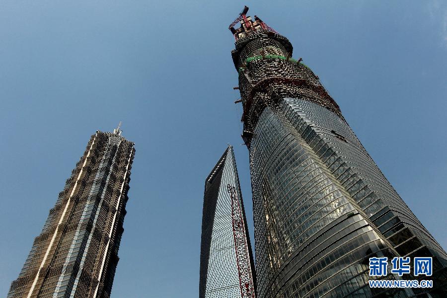 4月11日，正在建設(shè)中的“上海中心”（右）的高度已超過(guò)金茂大廈（左）和上海環(huán)球金融中心（中）。