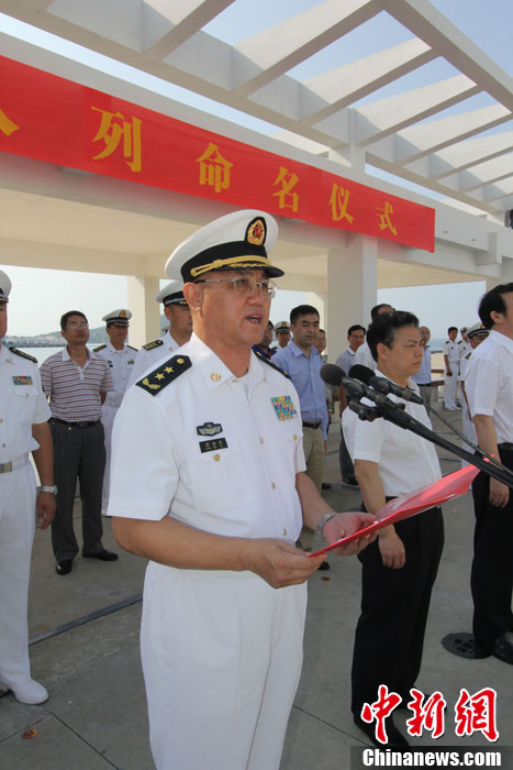　南海艦隊(duì)司令員蔣偉烈宣讀了岳陽(yáng)艦入列命名命令，并為該艦授旗、頒發(fā)命名證書。