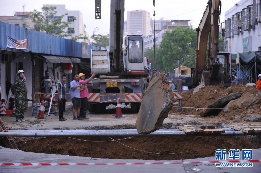 5月21日，在廣東省深圳市龍崗區(qū)橫崗街道紅棉二路華茂工業(yè)園路面塌陷處，救援人員在現(xiàn)場救援。