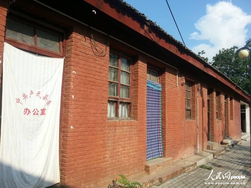 圖為盧氏縣委使用了56年的土坯辦公房。圖片來源：人民網(wǎng)