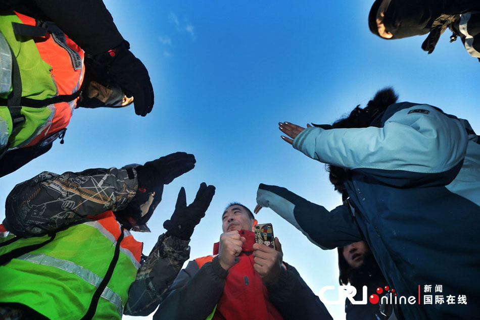 2012年12月23日，北京靈山，救援人員在積雪四十厘米多的山上搜救。