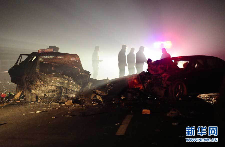 2013年1月9日，合肥，事故現(xiàn)場，兩輛受損車輛已經全部變形