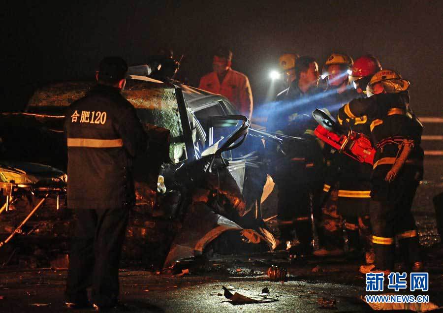 2013年1月9日，合肥，事故現(xiàn)場，兩輛受損車輛已經全部變形