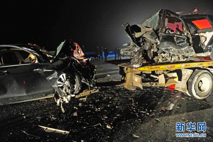 2013年1月9日，合肥，事故現(xiàn)場，兩輛受損車輛已經全部變形