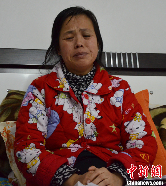 近日，記者在伊春市帶嶺區(qū)職工醫(yī)院廢棄太平間內(nèi)看到了陳慶霞，當(dāng)向記者講訴其兒子走失時(shí)，泣不成聲。