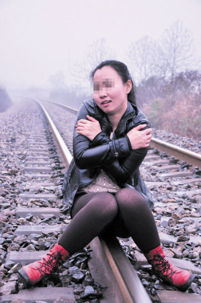 小莉正在鐵軌上拍照，民警提醒這樣十分危險(xiǎn)。 均為當(dāng)事人供圖