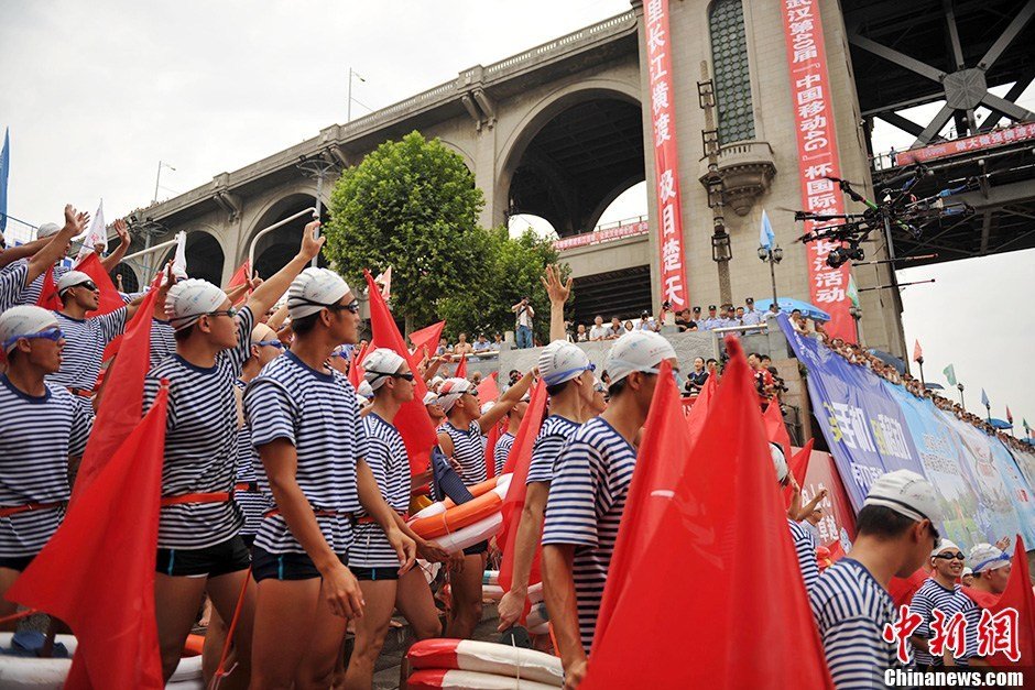 圖為28個(gè)橫渡方隊(duì)依次下水橫渡長江。中新社發(fā) 張暢 攝