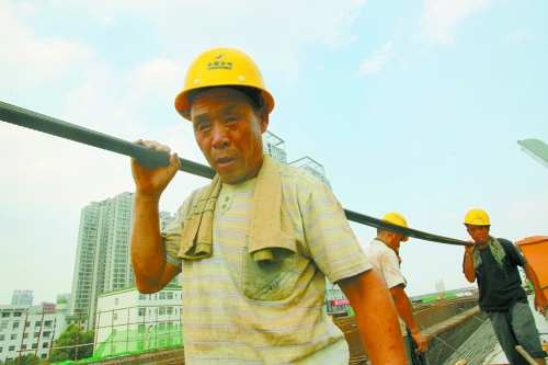 農(nóng)民工工作辛苦，權(quán)益理應(yīng)有保障。