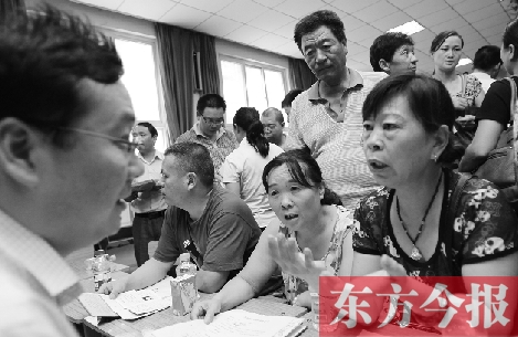 帶著孩子小升初的諸多疑問，眾多家長（右）向教育部門咨詢