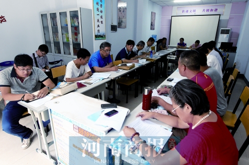 消費(fèi)者代表和旁聽人員走進(jìn)社區(qū)，聽取市民關(guān)于鄭州地鐵的意見和建議