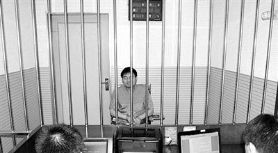 警方審訊犯罪嫌疑人“秦火火”。