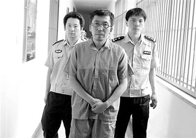警方押解犯罪嫌疑人“立二拆四”。
