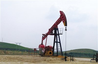 長(zhǎng)慶油田標(biāo)準(zhǔn)化井場(chǎng)，位于定邊縣新安邊鎮(zhèn)店子坪村黃土高原上。