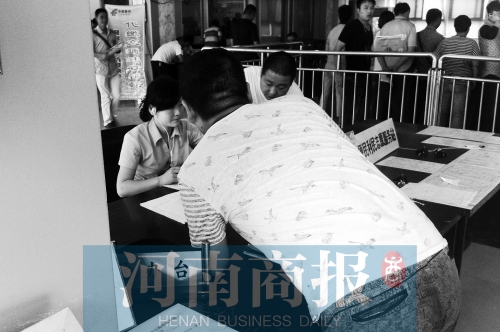 戴著耳機工作，挺“愜意”