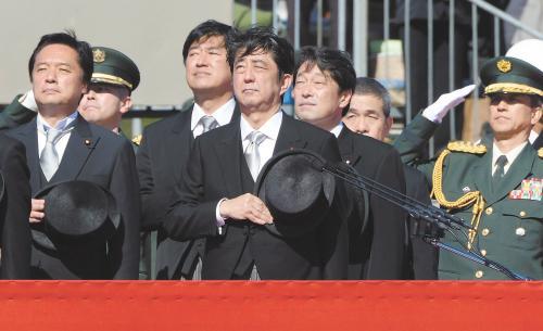 　27日上午，日本首相安倍晉三在琦玉縣的自衛(wèi)隊(duì)朝霞訓(xùn)練場(chǎng)出席陸上自衛(wèi)隊(duì)年度閱兵式