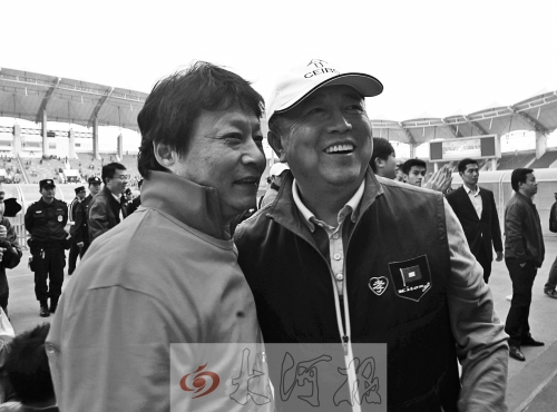 比賽結(jié)束后，老胡熱情擁抱老唐。