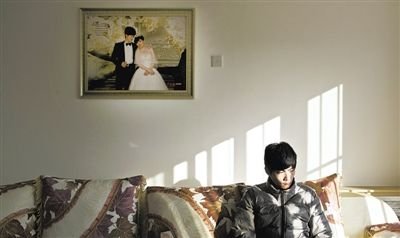 11月28日，青島膠南，丁海偉的婚房掛著與妻子的結(jié)婚照。如今妻子和未出世的孩子都已離世。新京報記者 周崗峰 攝