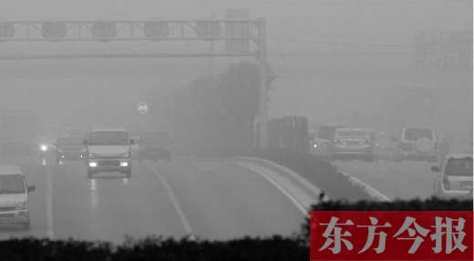 昨天早上，鄭州氣象臺發(fā)布大霧紅色預(yù)警，鄭州空氣質(zhì)量也再次迎來重度污染的預(yù)警