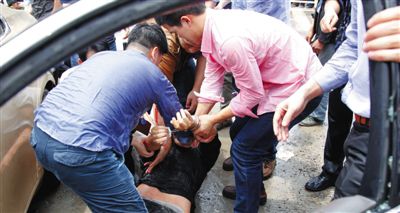 昨日，警方和市民們一起砸窗將肇事者控制。當(dāng)日，福州閩侯縣，一名男子駕駛小車在青口鎮(zhèn)奔馳大道附近撞人后逃逸，事故致7人死亡，12人受傷。圖/CFP