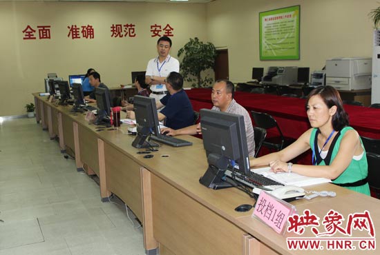 今年我省高招錄取工作正在平穩(wěn)正常開(kāi)展，圖為投檔組工作人員。