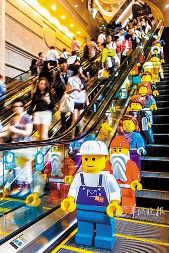 香港時代廣場今年推出樂高圣誕村，樂高人偶烘托節(jié)日氛圍