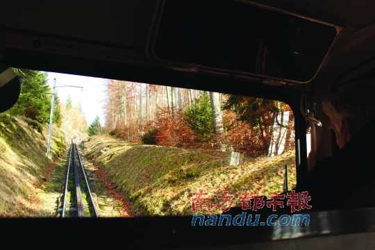 小火車一路向上，沖破云層，豁然開朗，乘客們的歡呼聲適時響起，一切漸入佳境。