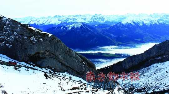  齒軌火車在皮拉圖斯山上穿行，如同紅色的龍在山中游弋。