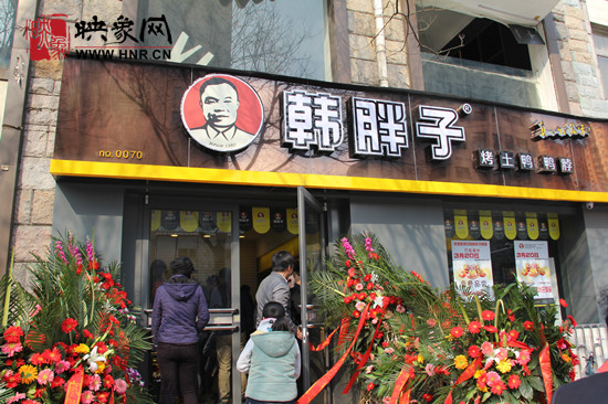 　　“韓胖子”千只茶香雞茶香鴨捐贈環(huán)衛(wèi)工人、農(nóng)民工學(xué)子和鄭州市社會福利院。