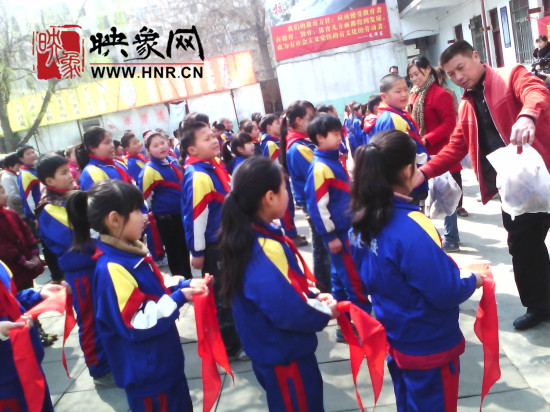 　　“韓胖子”千只茶香雞茶香鴨捐贈環(huán)衛(wèi)工人、農(nóng)民工學(xué)子和鄭州市社會福利院。