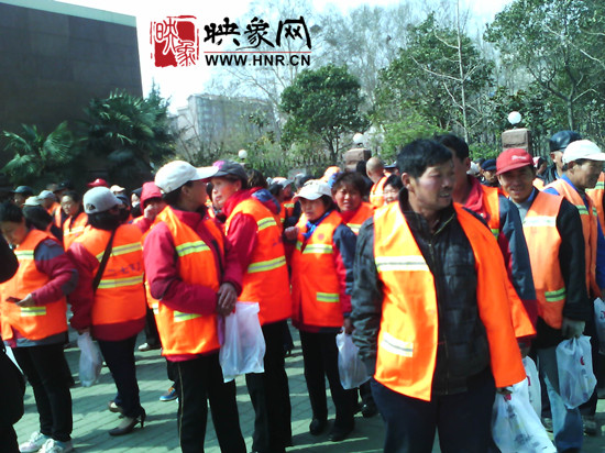 　　“韓胖子”千只茶香雞茶香鴨捐贈環(huán)衛(wèi)工人、農(nóng)民工學(xué)子和鄭州市社會福利院。