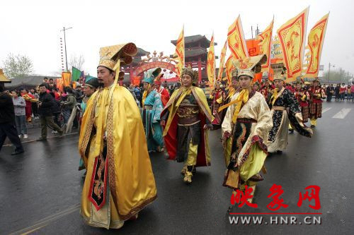 　　3月30日上午,開(kāi)封市舉行2013中國(guó)(開(kāi)封)清明文化節(jié)踏春巡游活動(dòng)?！?　　