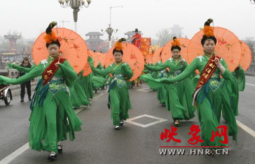 　　3月30日上午,開(kāi)封市舉行2013中國(guó)(開(kāi)封)清明文化節(jié)踏春巡游活動(dòng)?！?　　