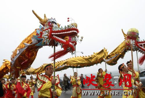 　　3月30日上午,開(kāi)封市舉行2013中國(guó)(開(kāi)封)清明文化節(jié)踏春巡游活動(dòng)?！?　　