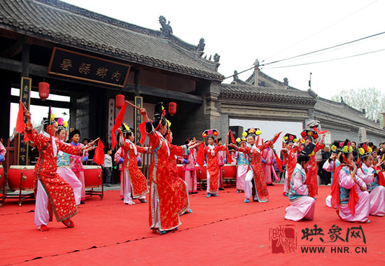游客參觀清明小長(zhǎng)假新推出的本土特色節(jié)目《鼓樂迎賓》。