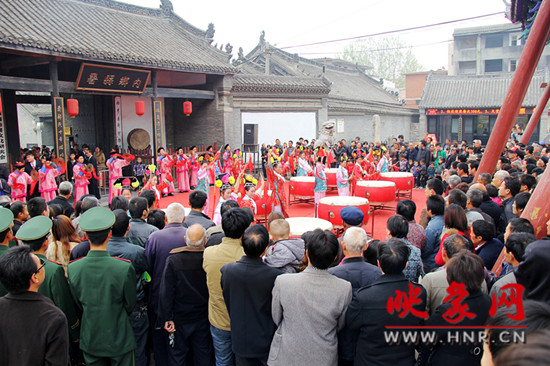 游客參觀清明小長(zhǎng)假新推出的本土特色節(jié)目《鼓樂迎賓》。