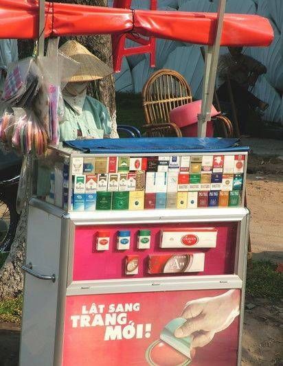 　煙攤，越南街頭隨處都是這樣的流動(dòng)小攤。