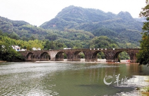 齊云山登封橋是登山的隘口,始建于明代,造型古樸典雅,蔚為壯觀。
