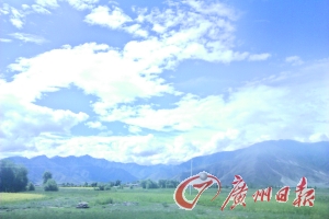 途中的大河煙波浩渺。