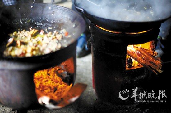 　　吃幾頓土家飯,喝幾杯土家酒,嘗幾塊土家肉。
