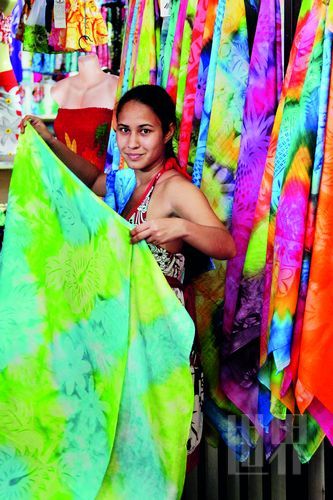 　　Pareo,這一幅幅有著漂亮圖案、色彩繽紛的布,是大溪地人最美的衣