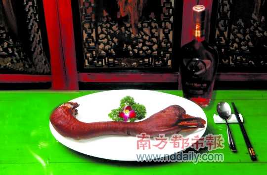 人頭馬誠印干邑白蘭地是高端宴席的佐餐佳釀，圖為鹵水老鵝頭