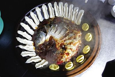 黃驊鍋灶魚，將海魚與面食相互搭配。農(nóng)業(yè)與漁業(yè)、土地與海洋，在這里構(gòu)成了微妙的平衡。