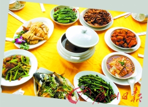 在封開品嘗各地美食,大飽口福。