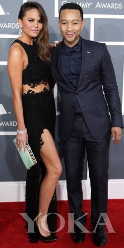 約翰·傳奇和女友Chrissy Teigen，Chrissy身穿Joy Cioci