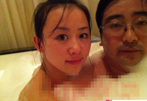 女主播紀(jì)某與國(guó)家檔案局官員范某。