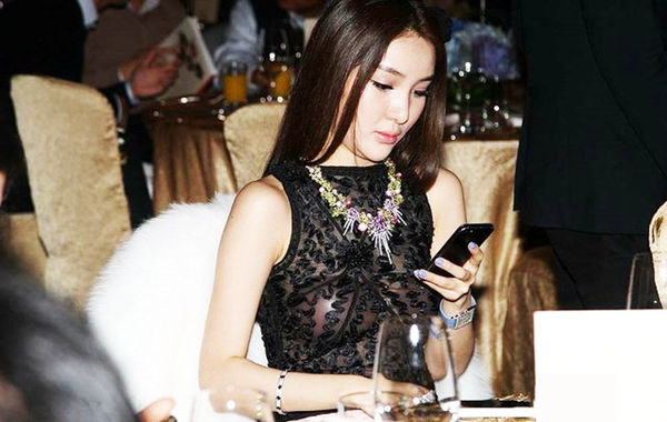 2013年11月30日，郭美美出席保利珠寶拍賣活動，現(xiàn)場郭美美一席透視的上衣性感現(xiàn)身，胸前乳貼顯露無
